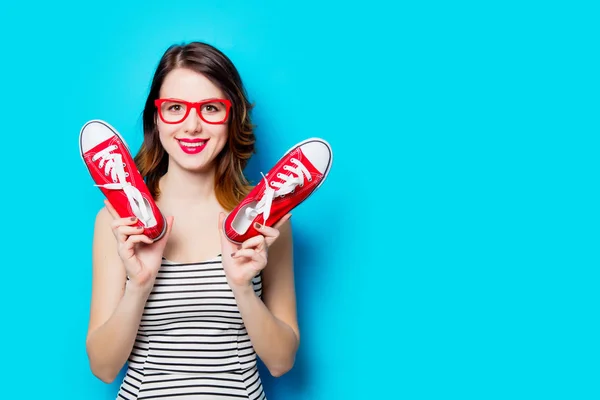 Ung kvinna med röd joggingskor — Stockfoto