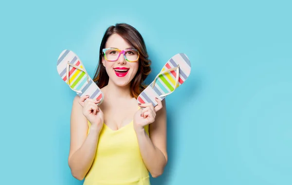 Jonge vrouw met kleurrijke sandalen — Stockfoto