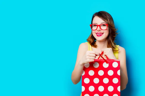 Jonge vrouw met boodschappentas — Stockfoto