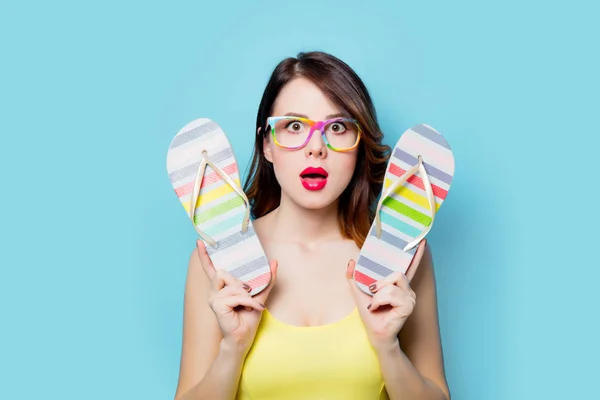 Mujer joven con sandalias de colores —  Fotos de Stock