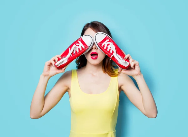 Jeune femme avec des gommes rouges — Photo