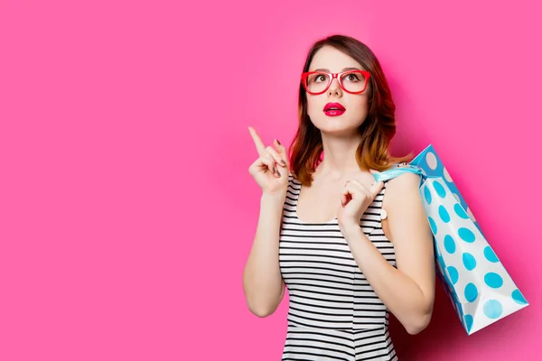 Fiatal nő bevásárló táskával — Stock Fotó