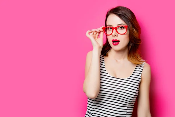 Junge Frau auf blauem Hintergrund — Stockfoto