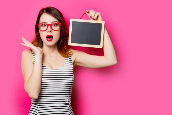 Mooie jonge vrouw met bord — Stockfoto