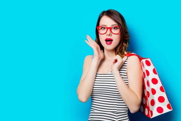 Mujer joven con bolsa de compras —  Fotos de Stock