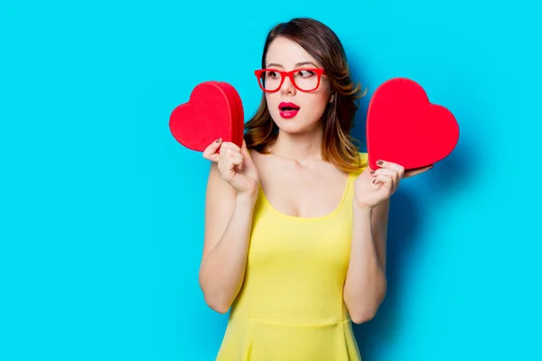 Junge Frau mit herzförmigem Geschenk — Stockfoto