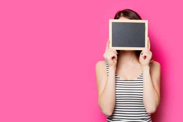 Mooie jonge vrouw met bord — Stockfoto