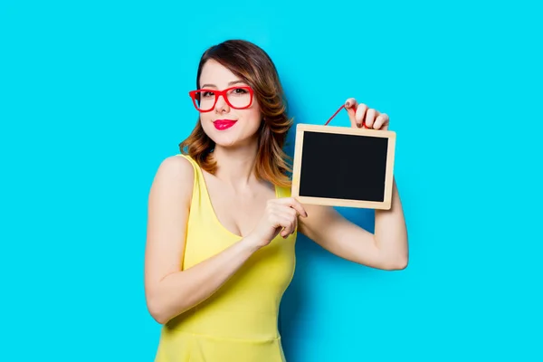 Bella giovane donna con vitto — Foto Stock