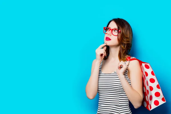 Jonge vrouw met boodschappentas — Stockfoto