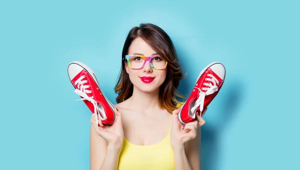 Mujer joven con zapatos de goma rojos —  Fotos de Stock