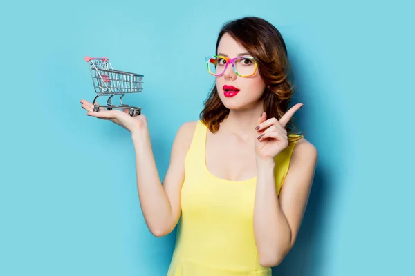 아름 다운 젊은 여자 쇼핑 카트 — 스톡 사진
