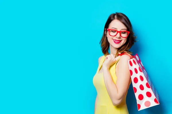 Mujer joven con bolsa de compras — Foto de Stock