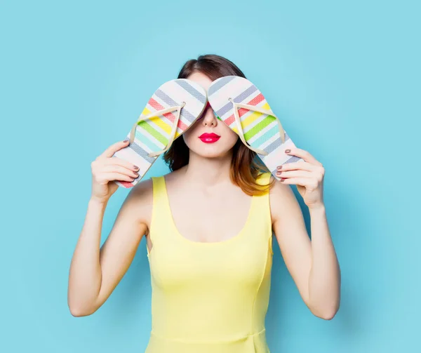 Mujer joven con sandalias de colores —  Fotos de Stock