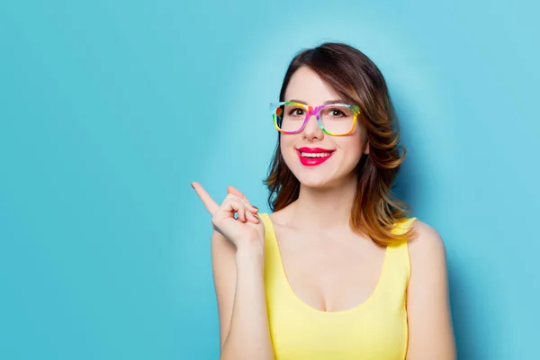 Mujer joven sobre fondo azul — Foto de Stock