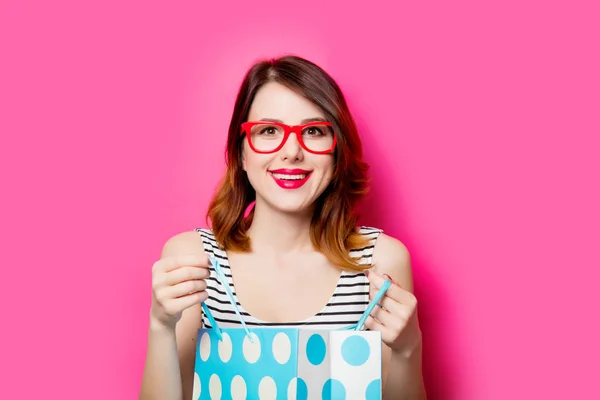 Mujer joven con bolsa de compras —  Fotos de Stock