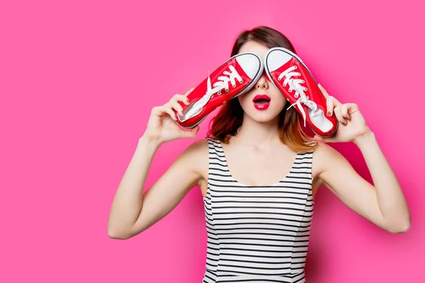 Junge Frau mit roten Gummischuhen — Stockfoto