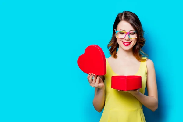 Junge Frau mit herzförmigem Geschenk — Stockfoto