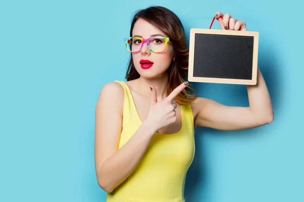 Hermosa joven con tabla — Foto de Stock