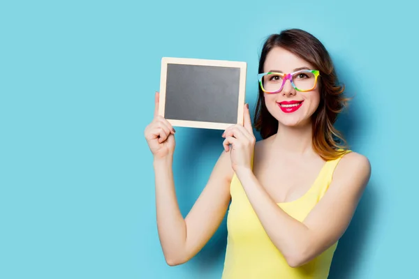 Mooie jonge vrouw met bord — Stockfoto