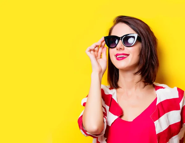 Jeune femme avec des lunettes de soleil — Photo