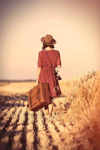 Hermosa mujer joven con maleta y cámara de fotos — Foto de Stock