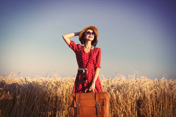 Vacker ung kvinna med resväska och foto kamera — Stockfoto