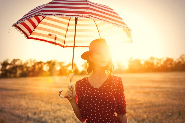 Belle jeune femme avec parapluie — Photo