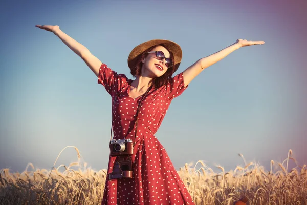 写真のカメラと美しい若い女性 — ストック写真