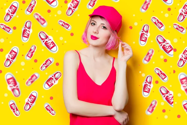 Sorridente jovem mulher em cap — Fotografia de Stock