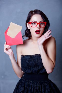 kadın holding zarf ve mektup