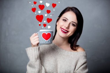 Bir fincan kahveli kadın.