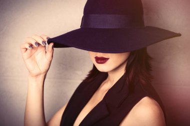 Siyah şapkalı genç kadın 