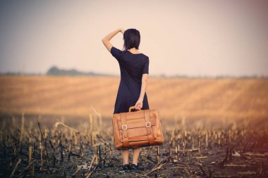 Bavullu genç kadın.