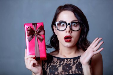 hediye kutusu tutan esmer kadın