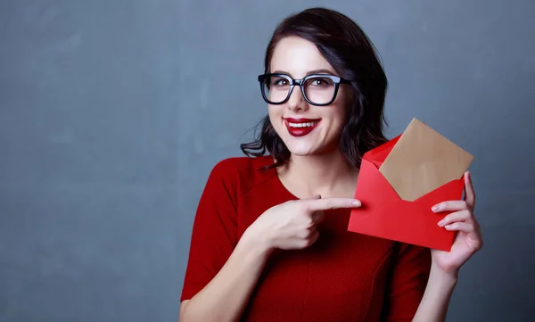 Mulher com envelope e carta — Fotografia de Stock