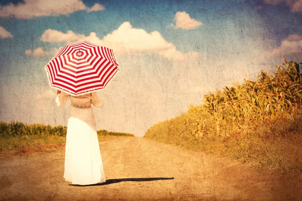 Femme avec parapluie debout sur la route — Photo