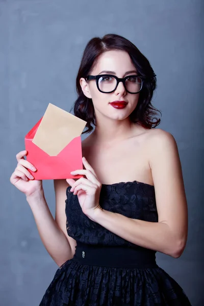 Frau mit Umschlag und Brief — Stockfoto