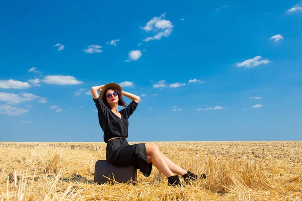 Junge Frau mit Hut — Stockfoto