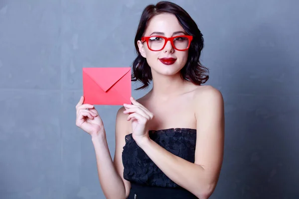 Mulher em óculos segurando envelope — Fotografia de Stock