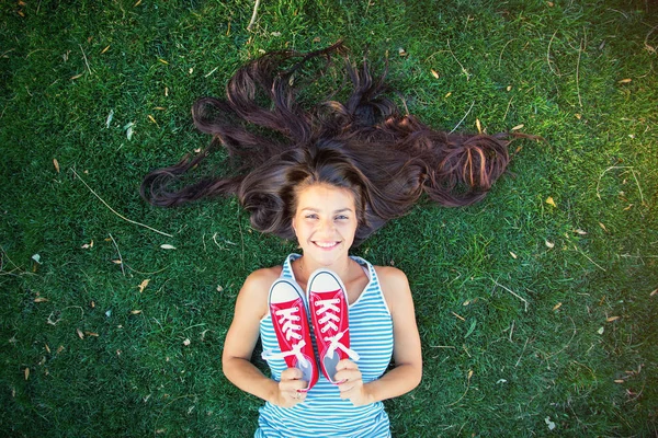 Jovem mulher com gumshoes — Fotografia de Stock