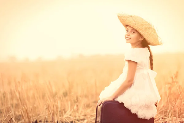 Klein meisje met hoed — Stockfoto