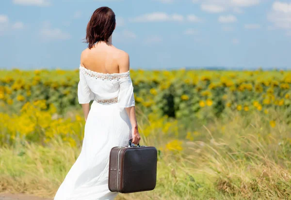 Jeune femme avec valise — Photo