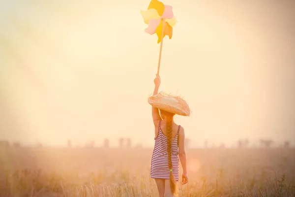 Kleines Mädchen mit Windspielzeug — Stockfoto