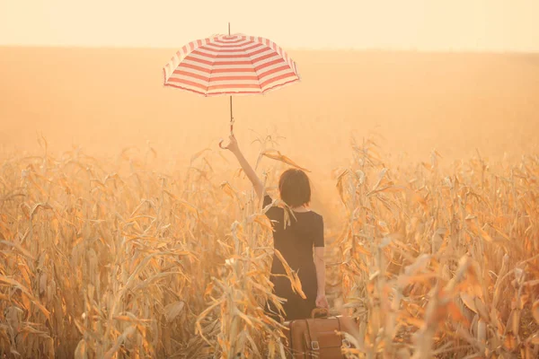 Femme avec valise et parapluie — Photo