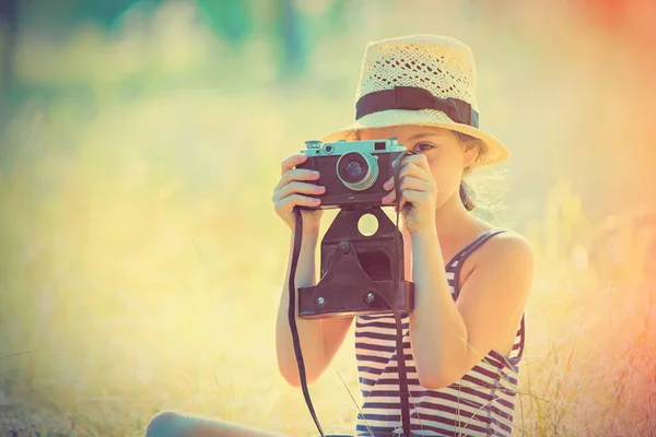 Meisje met retro camera — Stockfoto