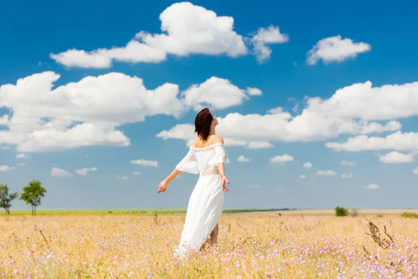 alanda duran genç kadın