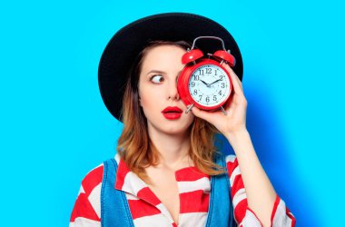 Çalar saat ile sürpriz kadın