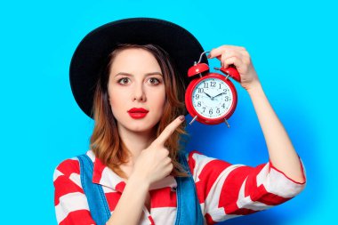 Çalar saat ile sürpriz kadın
