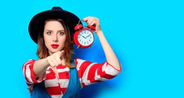 Çalar saat ile sürpriz kadın