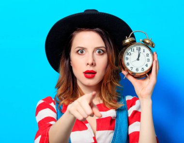 Çalar saat ile sürpriz kadın